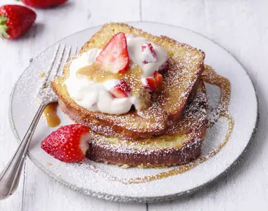 French Toast mit Erdbeer-Karamell-Quark