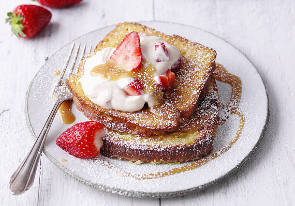 French Toast mit Erdbeer-Karamell-Quark (Rezept)