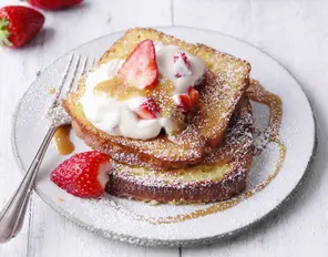 French Toast mit Erdbeer-Karamell-Quark
