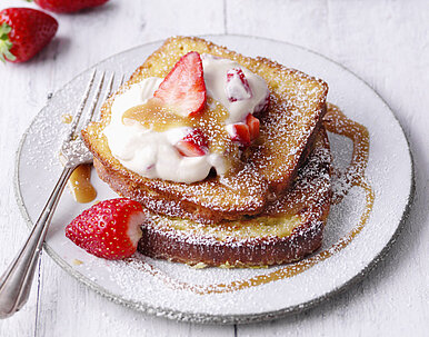 French Toast mit Erdbeer-Karamell-Quark