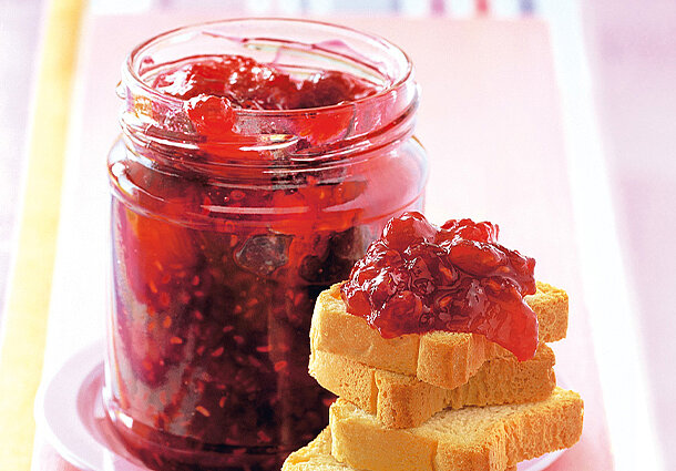 Orangen-Himbeer-Marmelade mit Rotwein (Rezept)