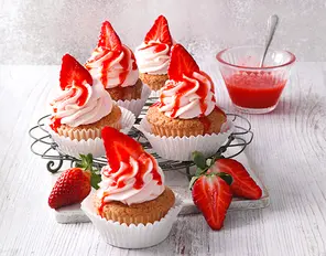 Mandel-Cupcakes mit Erdbeerfrosting