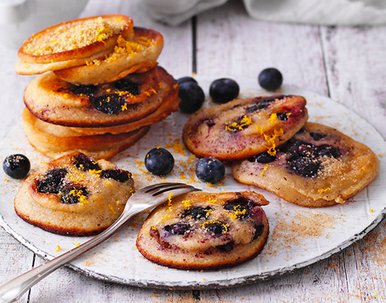 Blaubeer-Pancakes mit Orangenzucker