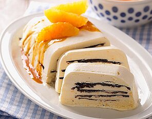 Marzipan-Eis mit Sanddornsoße