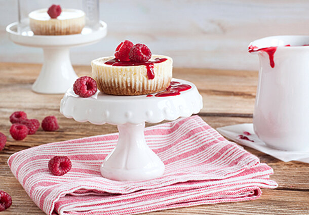 Mini-Cheesecakes mit Himbeersauce (Rezept)