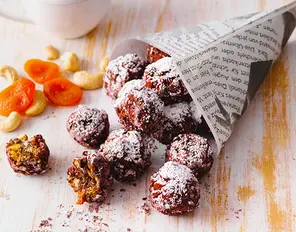 Aprikosen-Energy Balls mit Mohn und Kakao Nibs