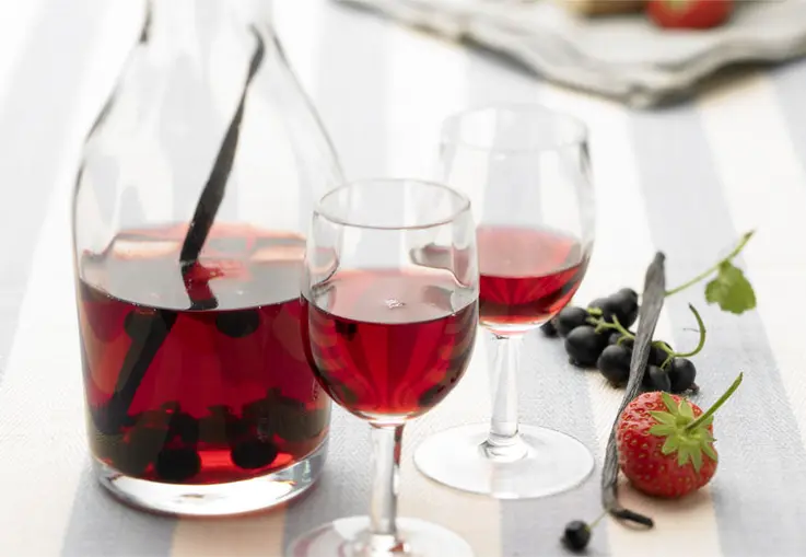 Johannisbeerlikör mit Erdbeeren (Rezept)