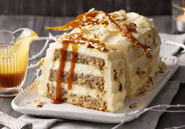Vanille-Nusskuchen mit Karamellsauce 