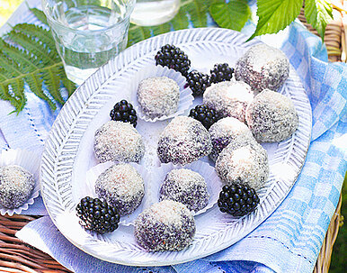 Mandel-Energy Balls mit Brombeeren