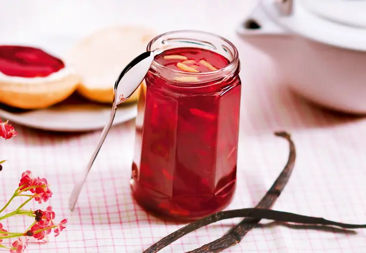 Johannisbeer-Kirsch-Gelee mit Mandeln (Rezept)