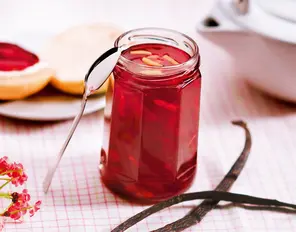 Johannisbeer-Kirsch-Gelee mit Mandeln