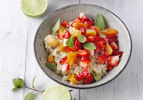 Cremiger Quinoabrei mit heller Vanillenote, serviert mit fruchtiger Salsa aus Erdbeeren und Aprikosen.