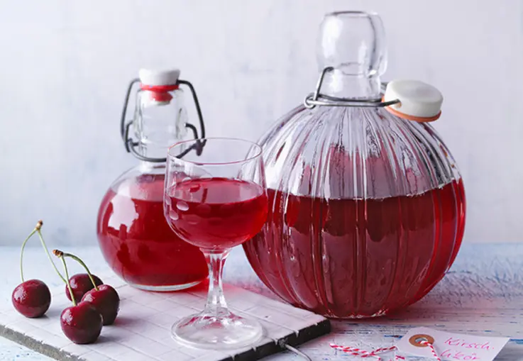 Kirschlikör mit Zimt (Rezept)