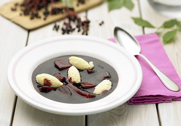 Omas Fliederbeersuppe mit Grießklößen (Rezept)