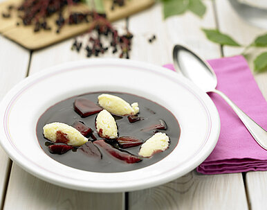 Omas Fliederbeersuppe mit Grießklößen