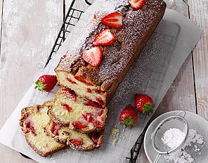 Kastenkuchen mit Erdbeeren
