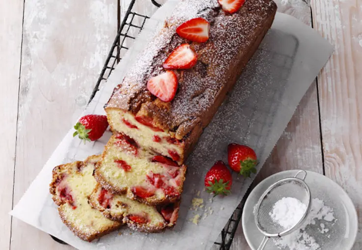 Heller Kastenkuchen mit Erdbeeren auf einem Kuchenrost