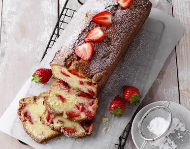 Kastenkuchen mit Erdbeeren