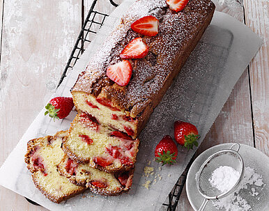 Kastenkuchen mit Erdbeeren