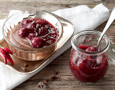 Kaffee-Schoko-Mousse mit Chili-Kirschen