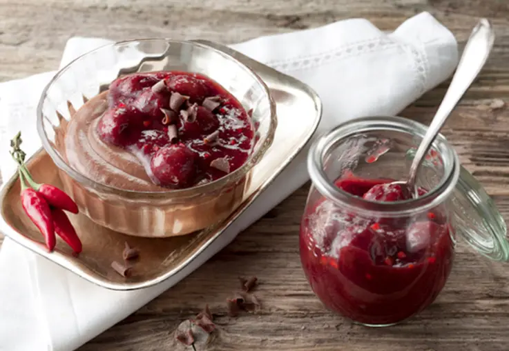 Kaffee-Schoko-Mousse mit Chili-Kirschen (Rezept)