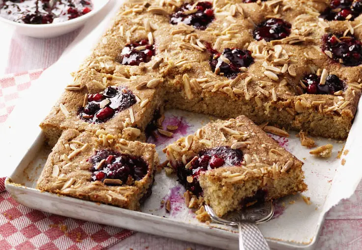 Rote Grütze-Blechkuchen (Rezept)
