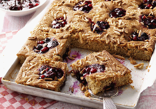 Rote Grütze-Blechkuchen (Rezept)