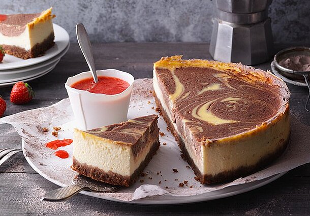 Marmorierter Cheesecake mit Erdbeersauce (Rezept)