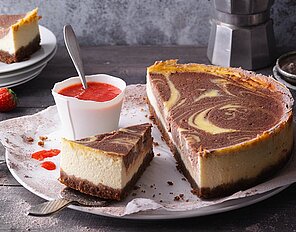 Marmorierter Cheesecake mit Erdbeersauce