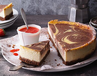 Marmorierter Cheesecake mit Erdbeersauce