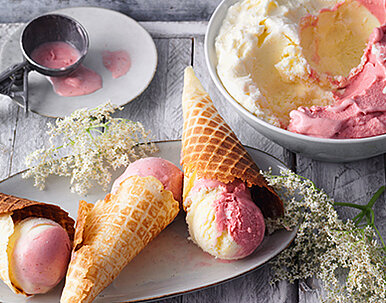 Holunderblüten-Erdbeereis mit Waffeln