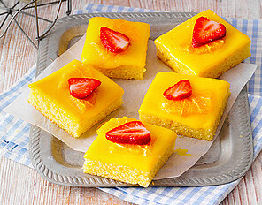 Joghurt-Grieß-Kuchen mit Orangen-Mango-Topping