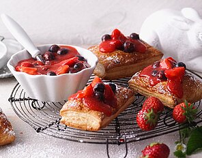 Blätterteig-Nester mit Erdbeeren