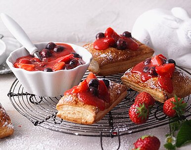 Blätterteig-Nester mit Erdbeeren