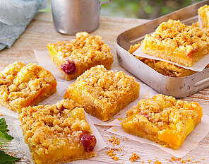 Kokos-Streusel-Blechkuchen mit exotischen Früchten