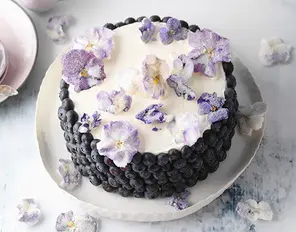 Joghurt-Heidelbeertorte mit Blüten