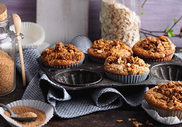 Bananen-Muffins mit Haferflocken-Crunch (Rezept)