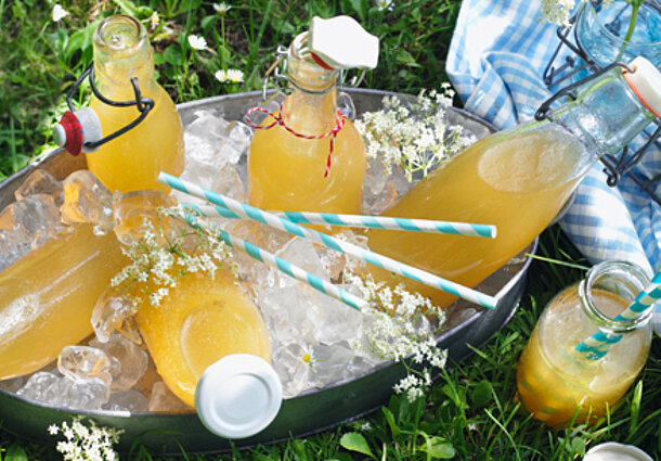 Holunderblüten-Orangen-Limonade (Rezept)