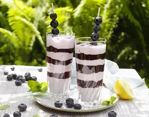 Gestreifter Blaubeershake
