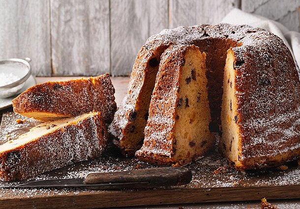 Guglhupf mit Rosinen (Rezept)