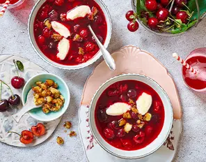 Kalte Kirschsuppe mit Quark-Nocken