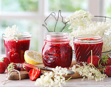 Sommerliche Erdbeerkonfitüre mit Holunderblüten