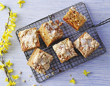 Veganer Möhrenkuchen mit Cashewstreuseln