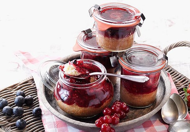 Rote Grütze-Kuchen im Glas (Rezept)