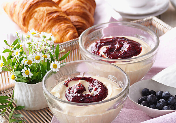 Orangen-Sanddornquark mit Heidelbeeraufstrich (Rezept)