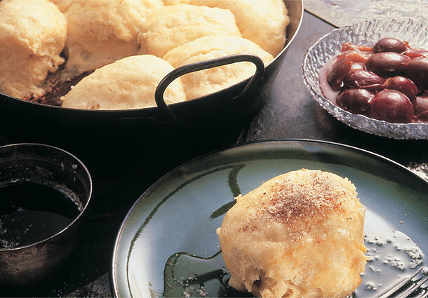 Dampfnudeln mit Zimt-Pflaumen (Rezept)