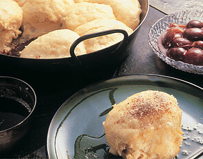 Dampfnudeln mit Zimt-Pflaumen