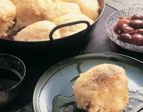 Dampfnudeln mit Zimt-Pflaumen