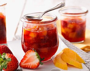 Leichte Erdbeer-Mango-Konfitüre mit Orange