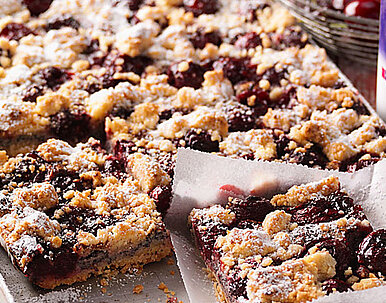 Kirsch-Streuselkuchen mit Mohnfüllung